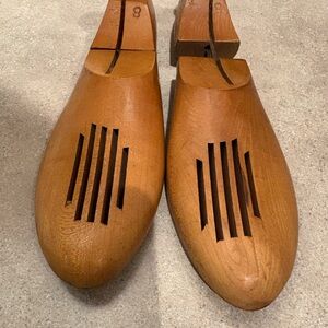 Wooden Men's Shoe Trees in Brown - Classic Cedar Finish adjustable, vintage